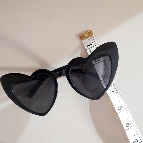 ● Heart Shaped Frame Sunglasses - Picture 8 of 14